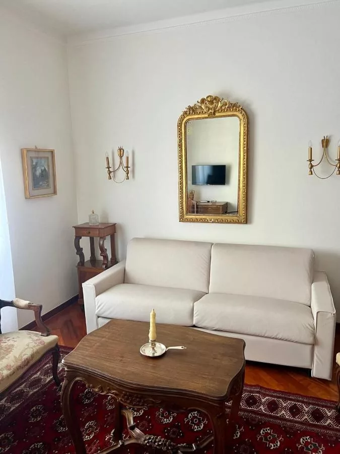 Quadrupla Premium: salotto con divano letto e specchiera