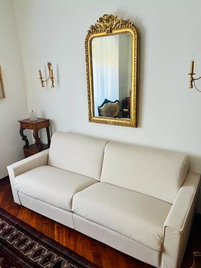 Divano letto e specchiera dorata