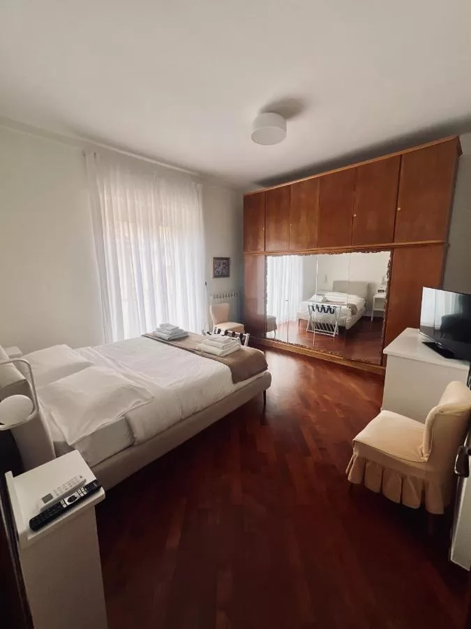 Camera con specchio e armadio