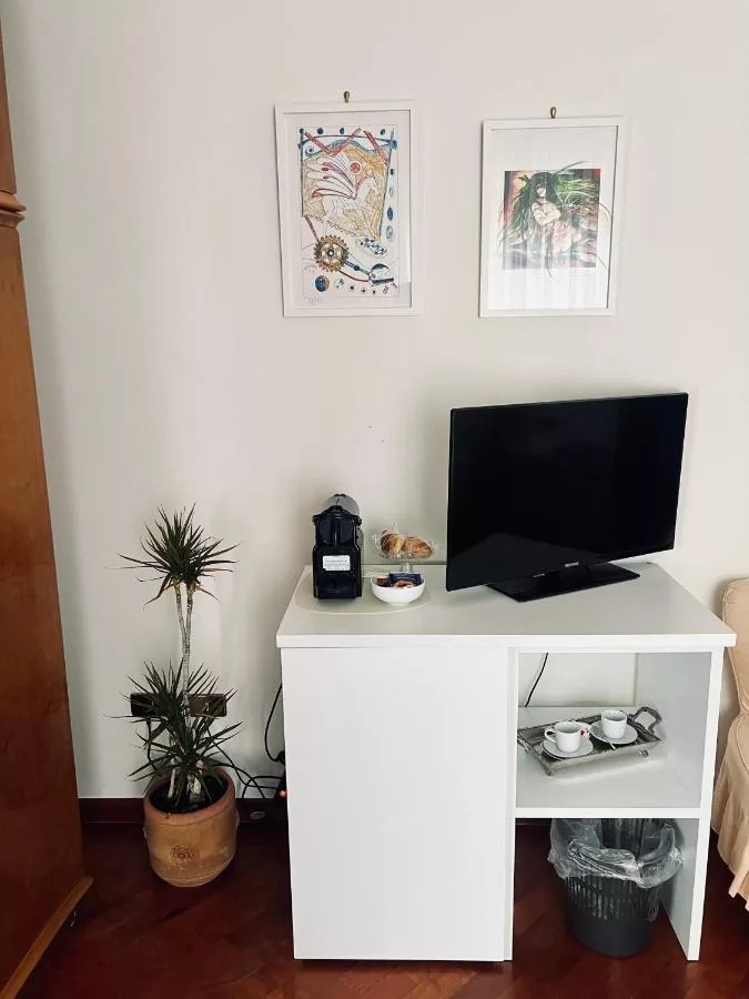 Scrittoio e TV