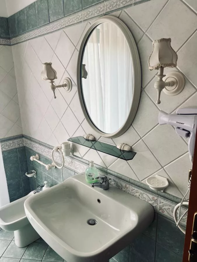 Bagno con specchio ovale