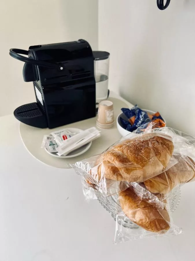 Macchina da caffè e cornetti in camera