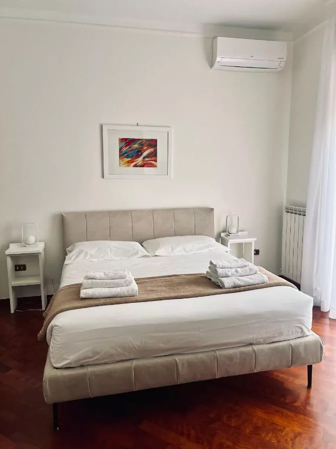 Camera Matrimoniale: letto con testiera imbottita